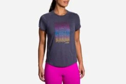 Brooks Women's Distance Graphic Short Sleeve (221469) -Saucony Store 221469 459 MF Distance Graphic Short Sleeve
