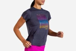 Brooks Women's Distance Graphic Short Sleeve (221469) -Saucony Store 221469 459 MV Distance Graphic Short Sleeve